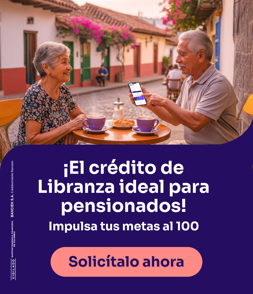 Adultos mayores tomando café y usando celular