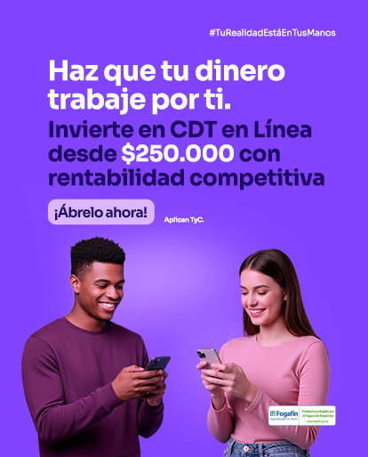 Pareja feliz abre CDT en línea desde su celular