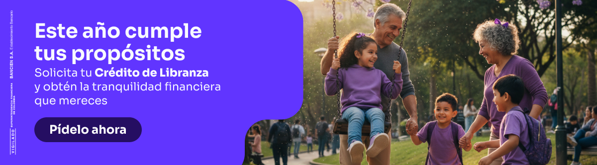 Adultos mayores tomando café y usando celular