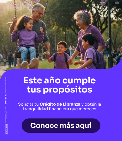 Adultos mayores tomando café y usando celular