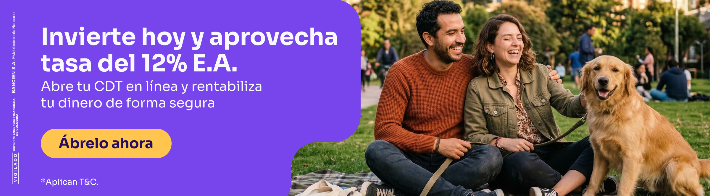 Pareja feliz abre CDT en línea desde su celular