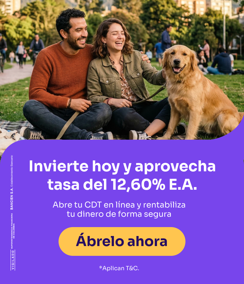 Pareja feliz abre CDT en línea desde su celular